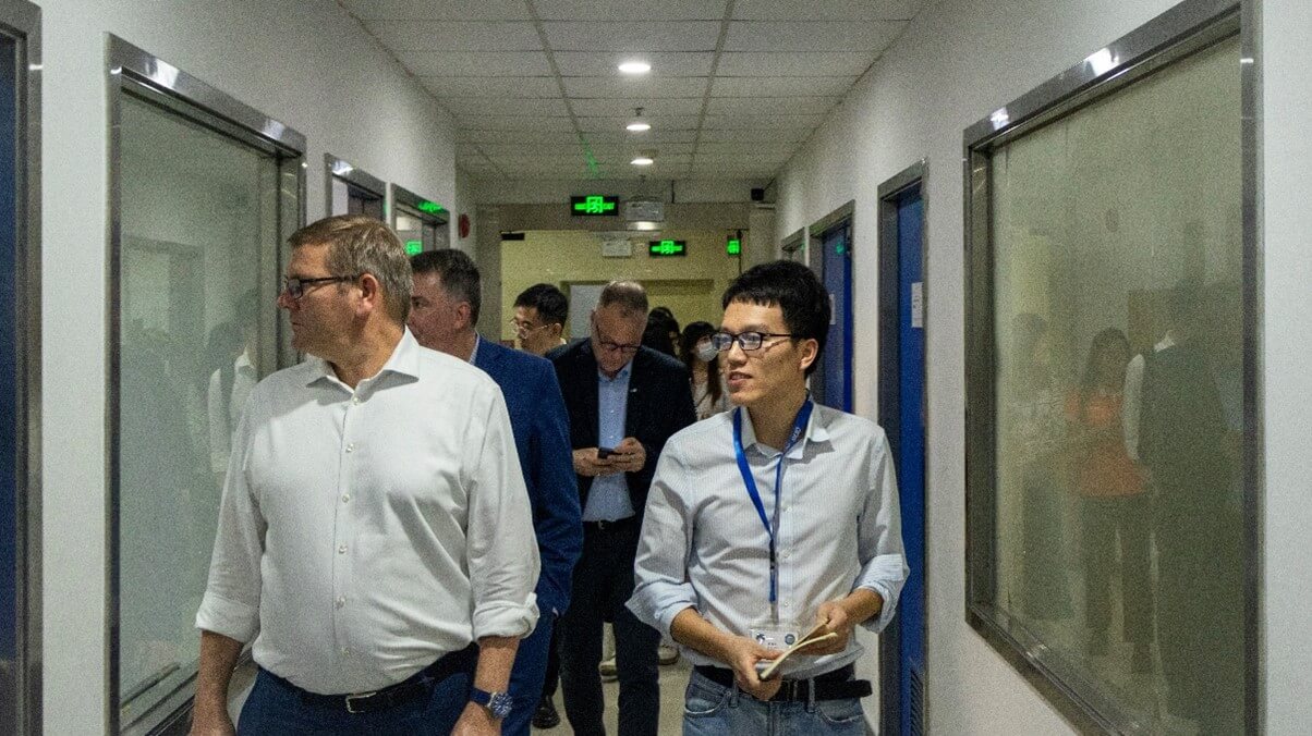 到场企业代表受邀参观TÜV南德深圳测试中心