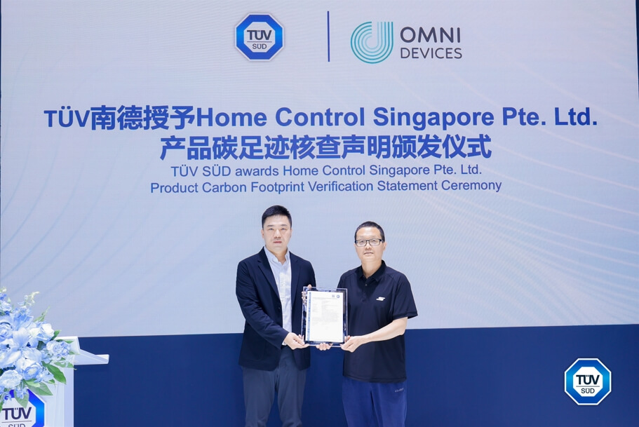 TÜV南德与OMNI双方代表颁证合影