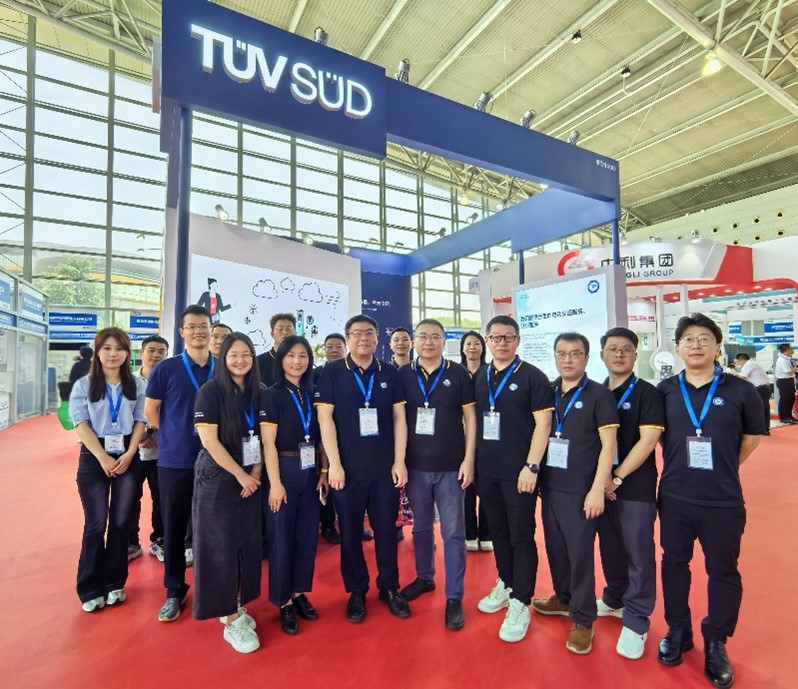 TÜV南德工作人员展台合影