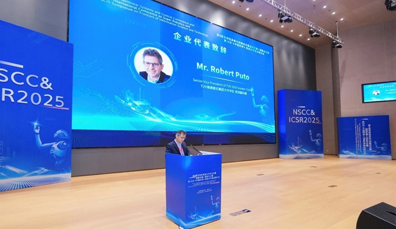 TÜV南德大中华区资深副总裁Robert Puto先生发表大会开幕式致辞