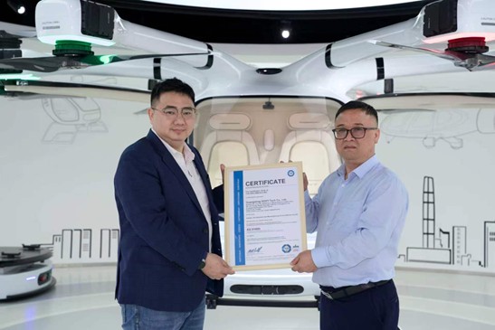 TÜV南德周建勇先生（右）向广东高域苏庆鹏总经理颁发证书