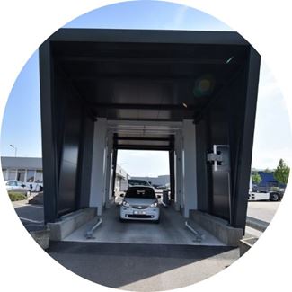 View of a car and the digital vehicle scannig equipment
