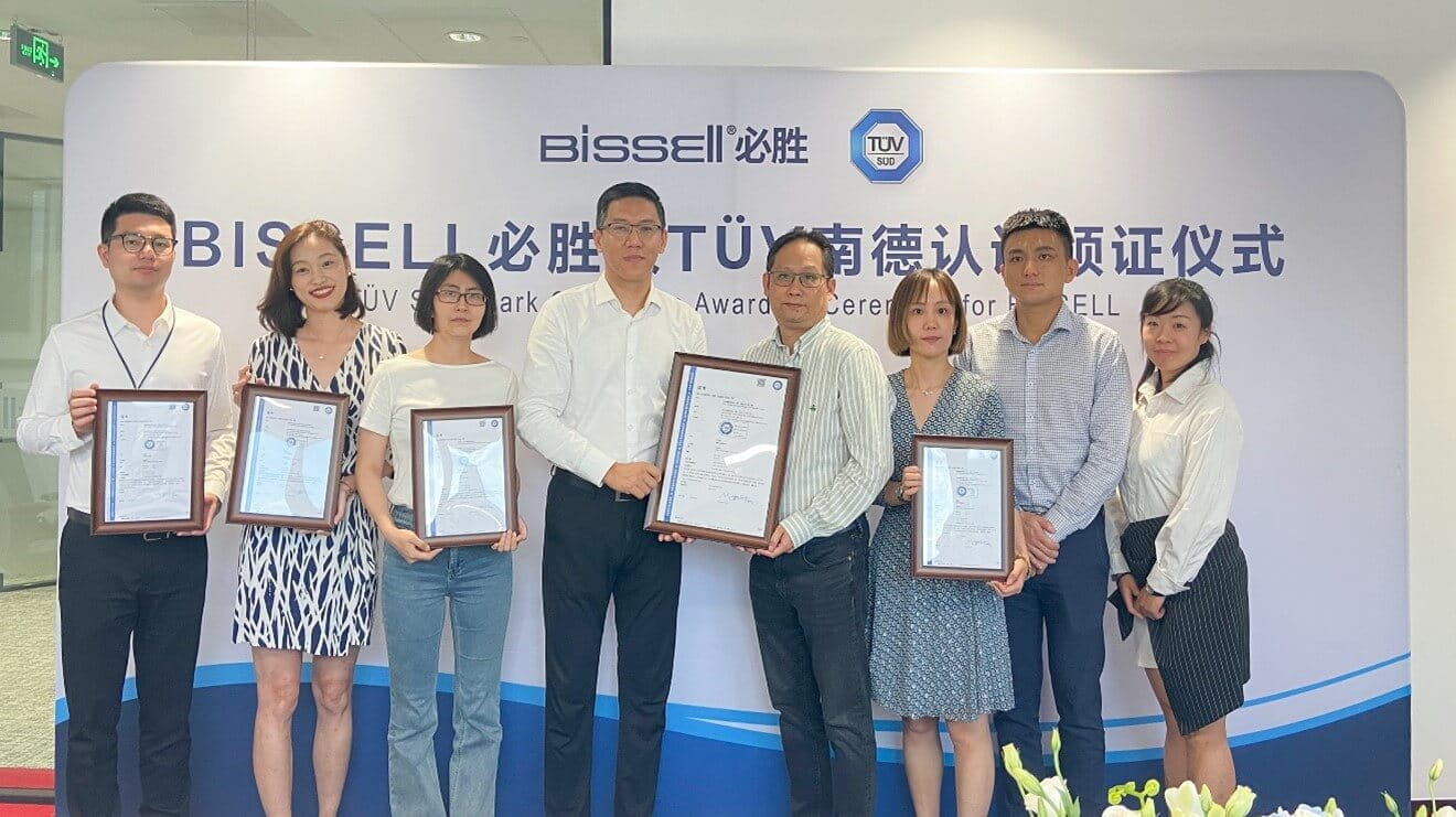 BISSELL必胜洗地机获TÜV南德中国认证标志合影现场