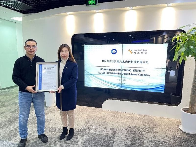 TÜV南德汪微波（左一）为元太光伏副总经理胡宇慧颁发ISO 9001证书