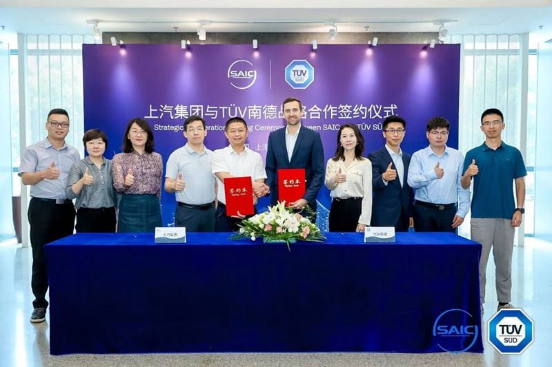 TÜV南德与上汽研发总院双方代表签约仪式合影