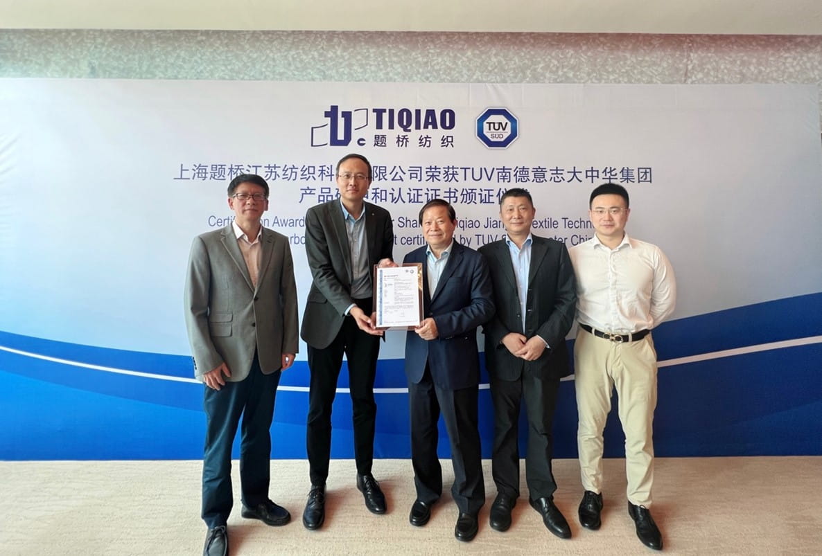 TÜV南德张德法（左二）为题桥颁发碳中和核查声明