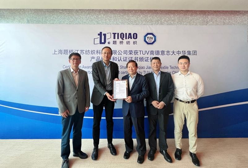 TÜV南德张德法(左二)为题桥颁发碳中和核查声明