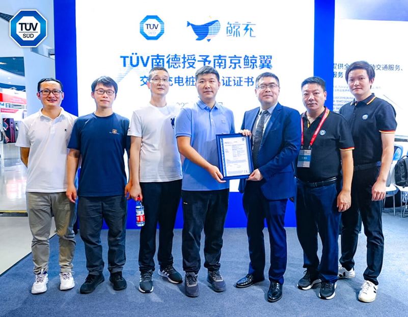 TÜV南德宋磊先生（右）为南京鲸翼（左）颁发CE认证证书