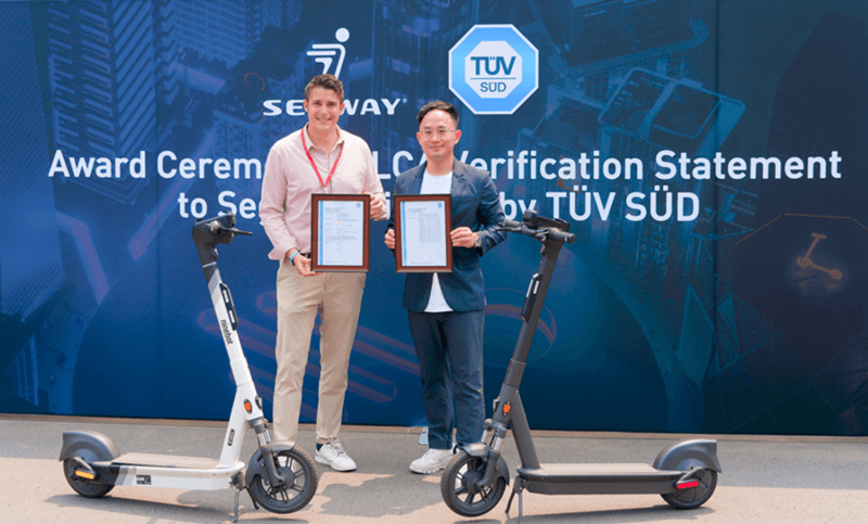 TÜV南德Andreas Horn为九号公司商用出行事业部产品总监栾玉宝颁发电动滑板车生命周期评价核查声明