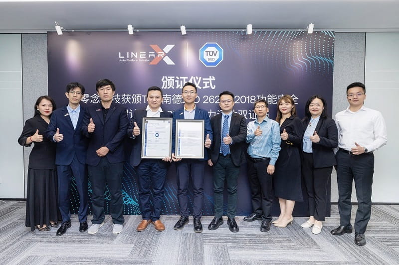 TÜV南德与零念科技双方代表颁证合影留念