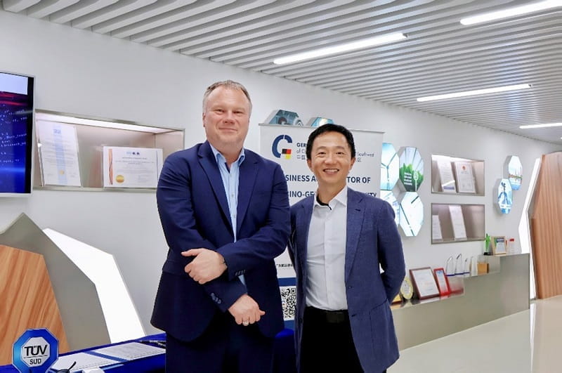 中国德国商会华南及西南地区执行董事兼董事会成员马廷坤先生(左)与TÜV南德北亚区行销副总裁吕岳宪先生(右)会前合影
