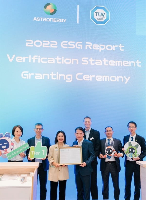 TÜV南德李仲衡先生(右)向正泰新能黄海燕女士(左)颁发2022年度ESG 报告鉴证声明