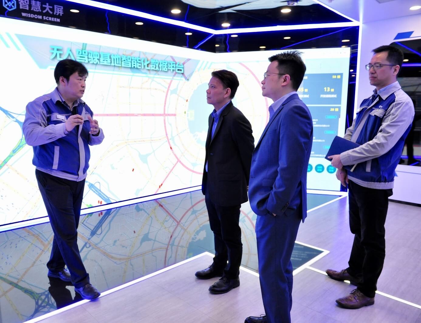 TÜV南德参观并了解上海汽检重点实验室