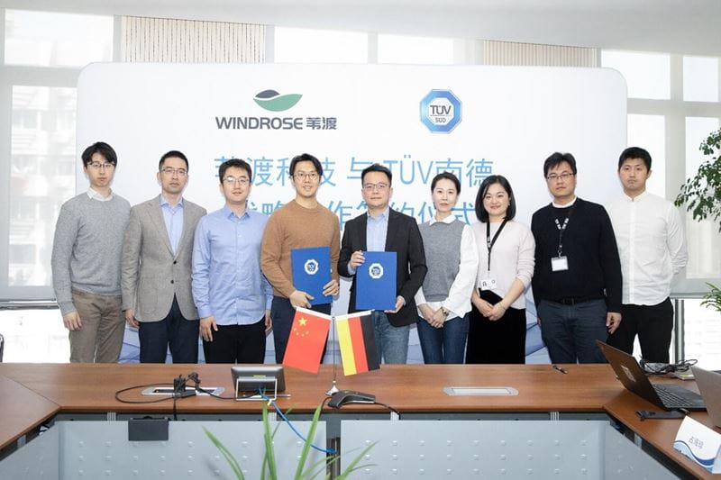 TÜV南德与苇渡科技双方代表签约仪式合影