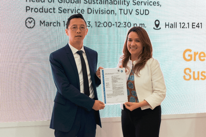 TÜV南德全球可持续服务负责人Natalia Duque Ciceri（右一）为美的楼宇科技研究院院长Steven Meng（左一）颁发热泵产品碳中和达成核查声明