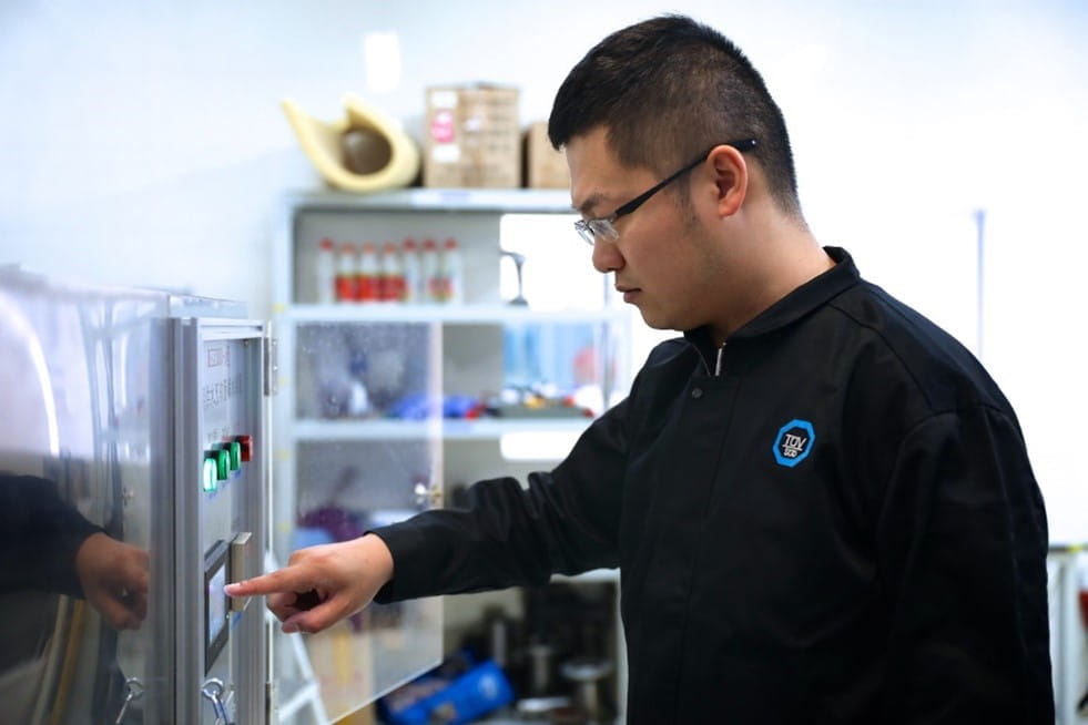 TÜV南德工程师设计并执行测试