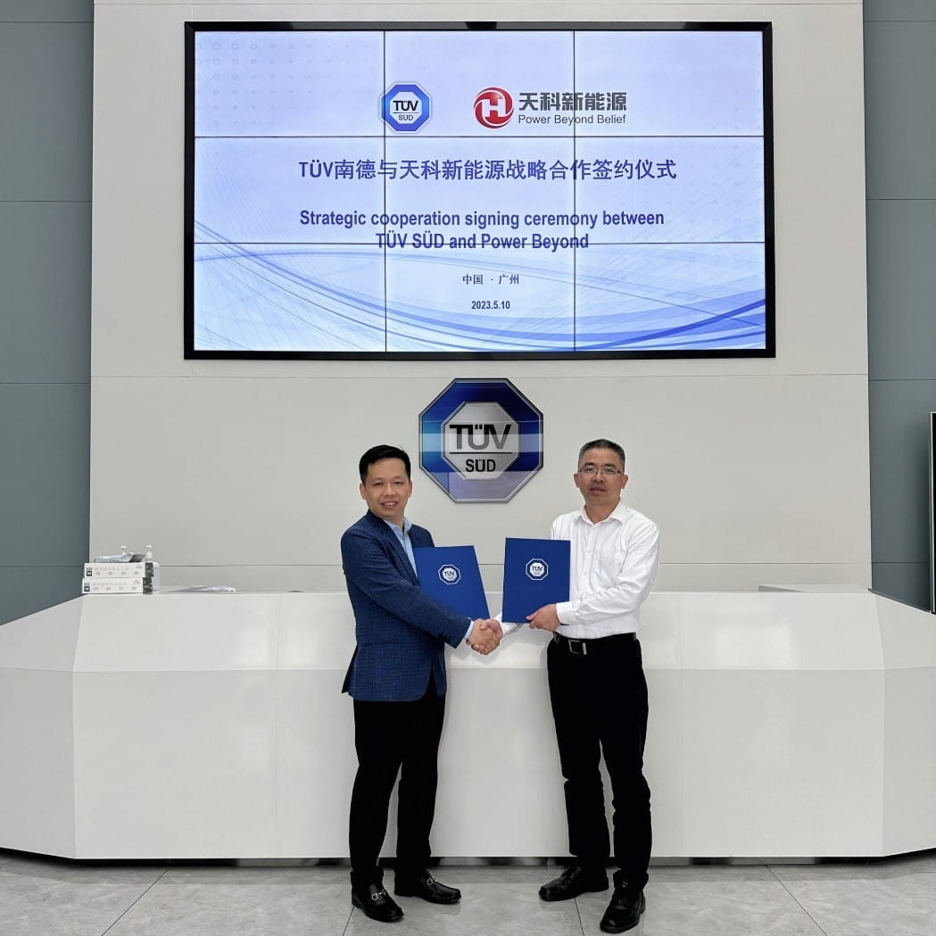 天科新能源有限责任公司执行总裁卢盛辉先生（左）与南德新能源检测（广东）有限公司总经理欧阳强友先生（右）签署战略合作协议