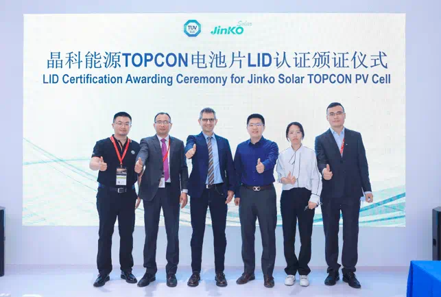 TÜV南德与晶科能源双方代表合影留念