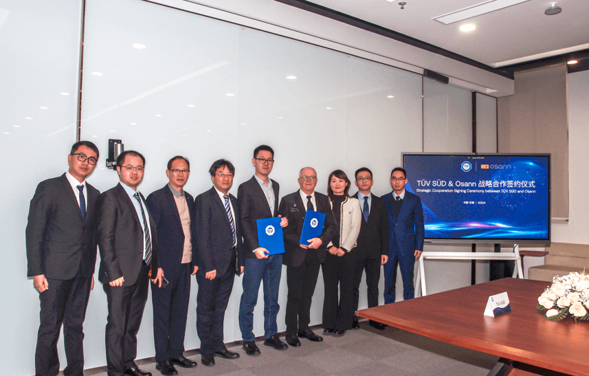 TÜV南德与德国Osann双方代表签约仪式合影