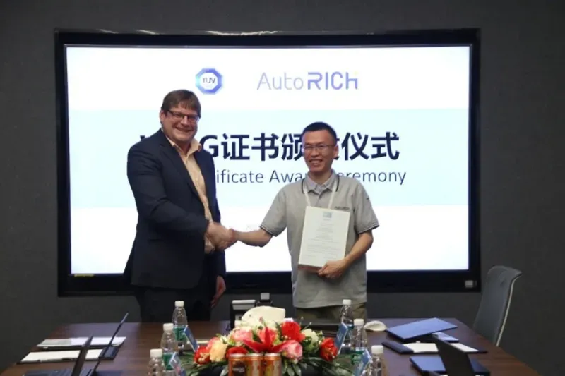 TÜV南德Helge Knobble博士(左)为无锡理奇谢立坚(右)颁发WHG证书