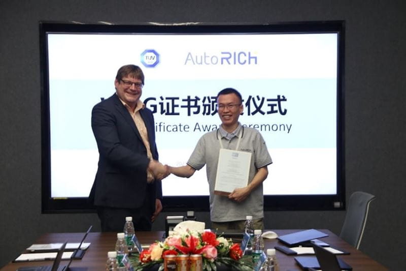 TÜV南德Helge Knobble博士(左)为无锡理奇谢立坚(右)颁发WHG证书