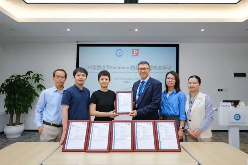 TÜV南德与柏曼双方代表颁证合影留念