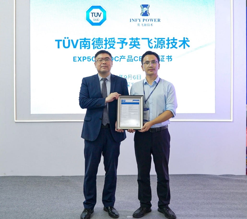TÜV南德（左）为深圳英飞源技术有限公司（右）颁发CB认证证书