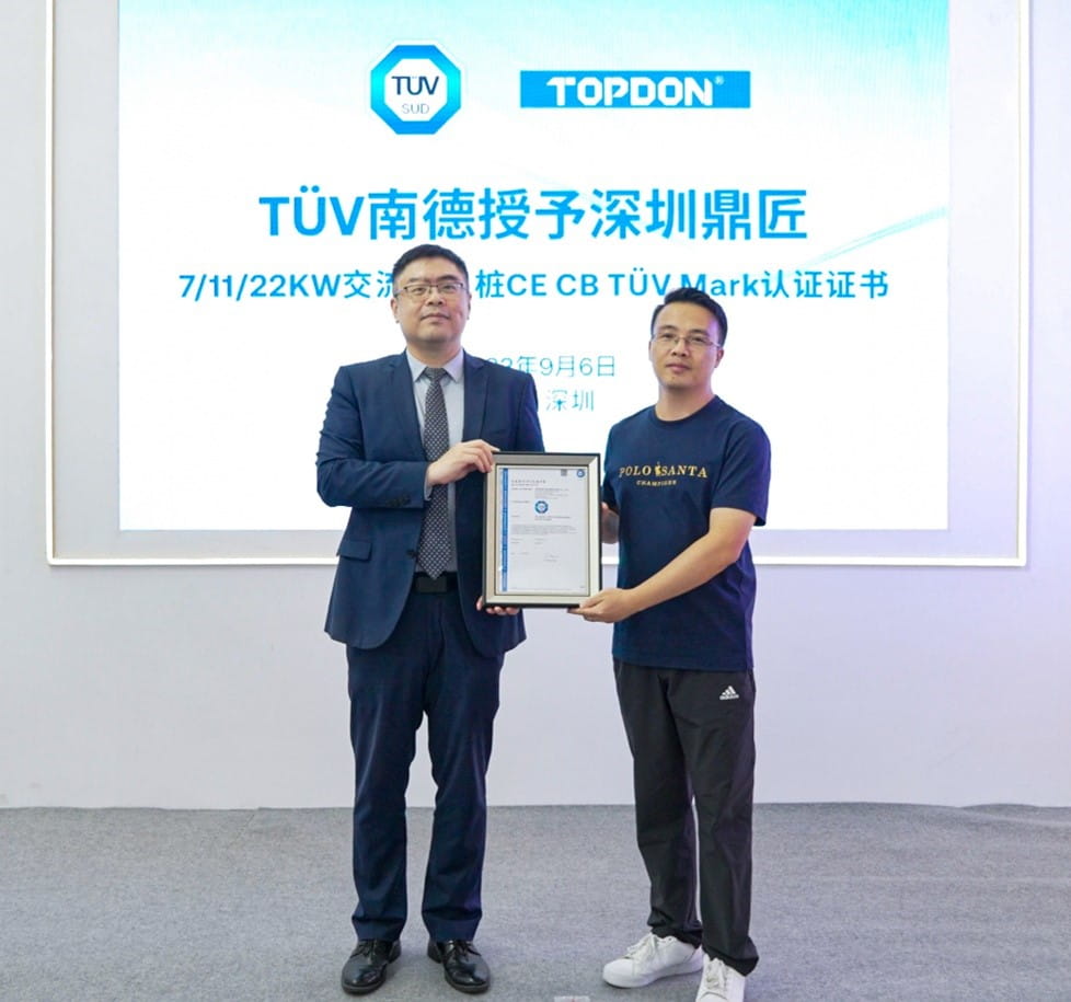 TÜV南德（左）为深圳鼎匠科技有限公司（右）颁发CE、CB和TÜV Mark认证证书