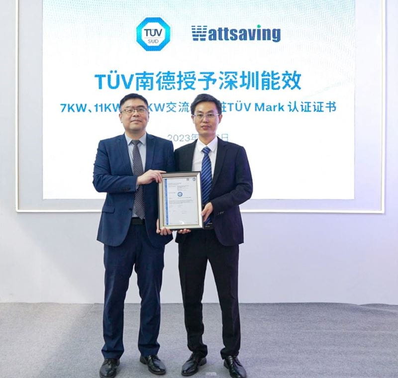 TÜV南德(左)为深圳市能效电气技术有限公司(右)颁发TÜV Mark认证证书