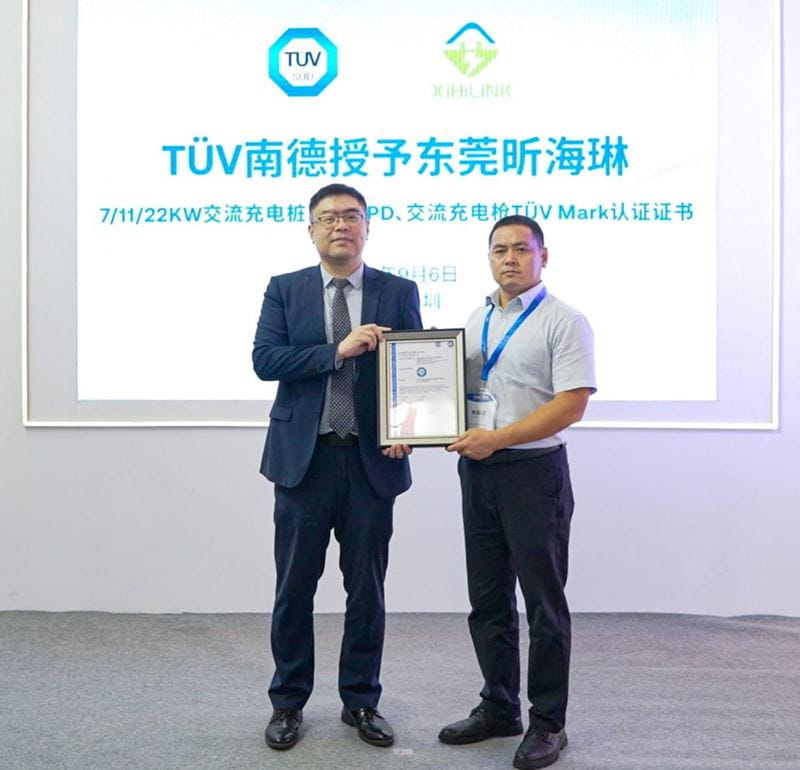 TÜV南德（左）为东莞市昕海琳新能源科技有限公司（右）颁发TÜV Mark认证证书