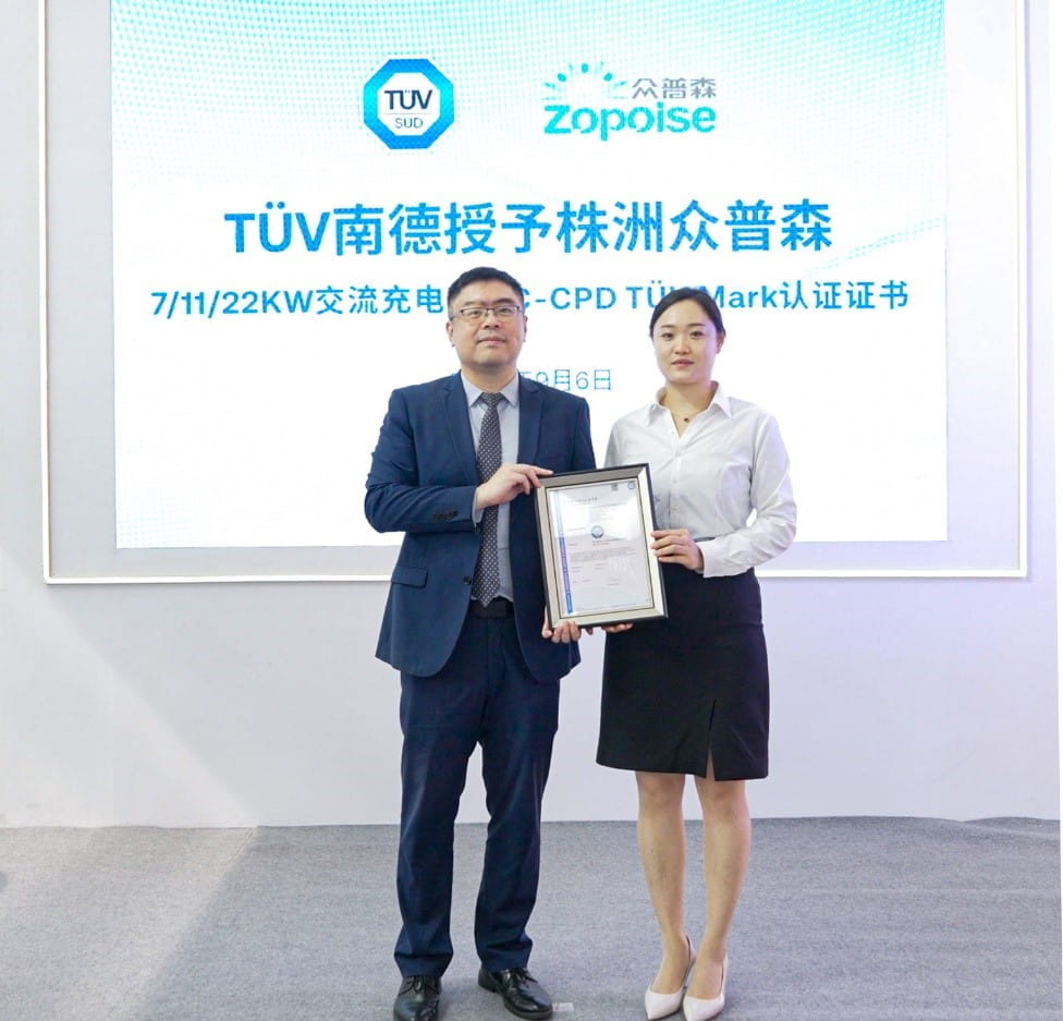 TÜV南德（左）为株洲市众普森技术有限公司（右）颁发TÜV Mark认证证书