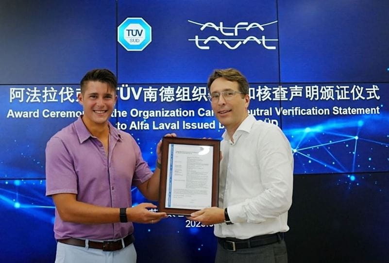 TÜV南德(左)授予阿法拉伐碳中和核查声明