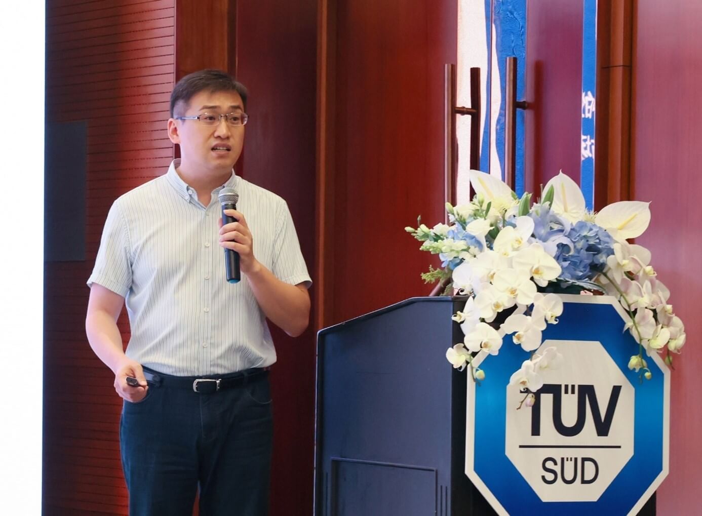 北京电力交易中心新能源交易部副主任张楠在会上发言