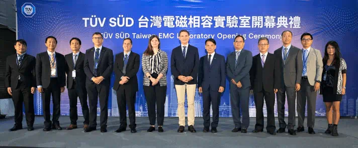 Ms. Linda Blechert, Head of Governmental Affairs & GTO German Business Alliance at the German Trade Office Taipei and the management team of TÜV SÜD, who witnessed this significant milestone together.