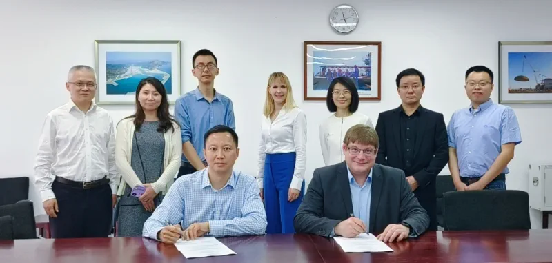 TÜV南德何诺贝博士(右)与中广核工程有限公司廖红彪(左)签署战略合作协议