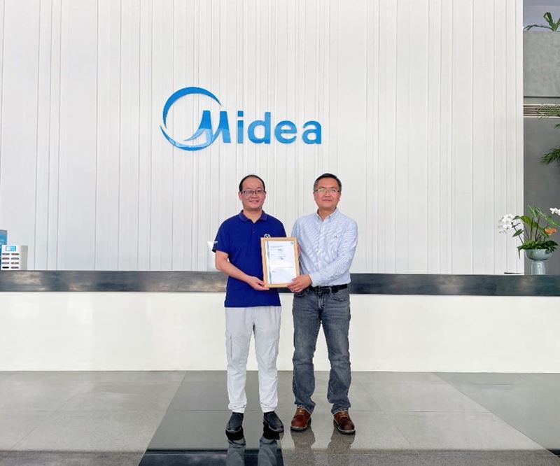 TÜV南德唐杰先生(右)为美的翟浩良博士(左)颁发NIST IR 8425符合性证书