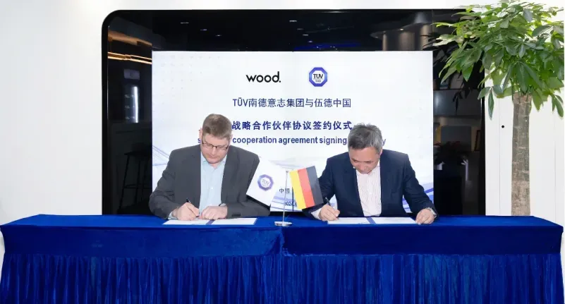 TÜV南德何诺贝博士(左)与Wood中国任晓峰(右)签署战略合作协议