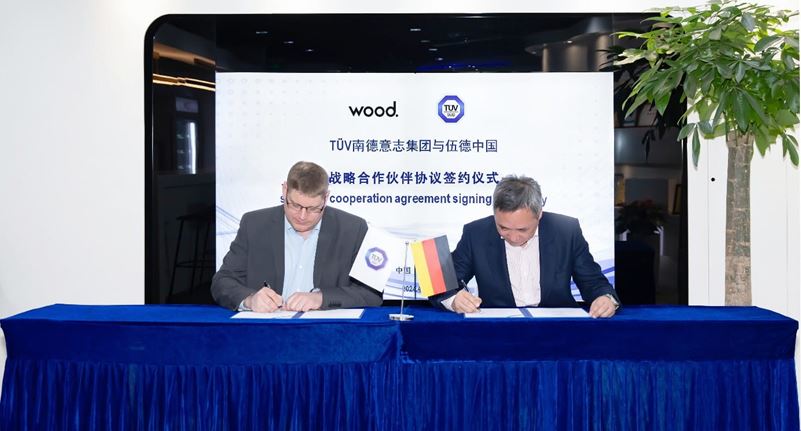 TÜV南德何诺贝博士（左）与Wood中国任晓峰（右）签署战略合作协议