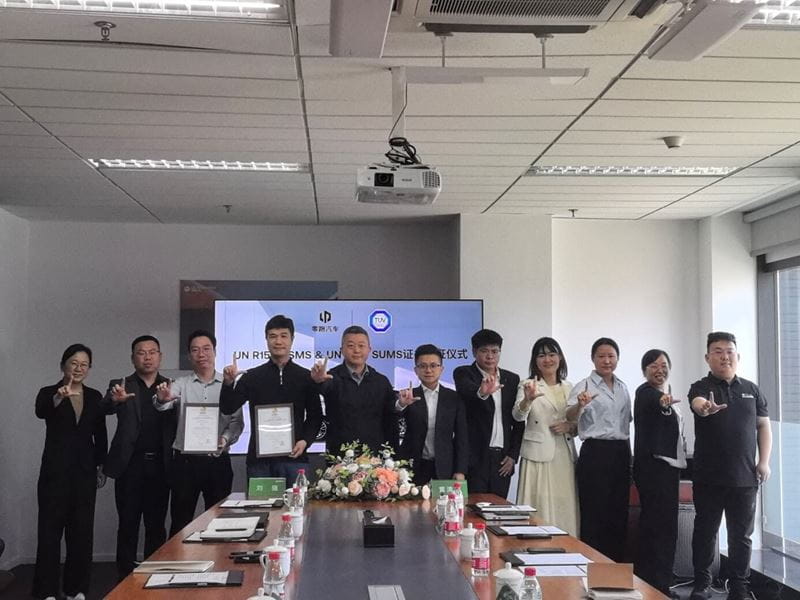 TÜV南德与零跑科技双方代表颁证合影留念