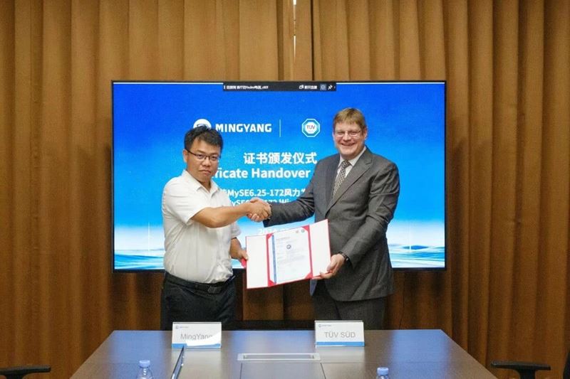TÜV南德何诺贝(右)为明阳陈思范(左)颁发型式认证证书