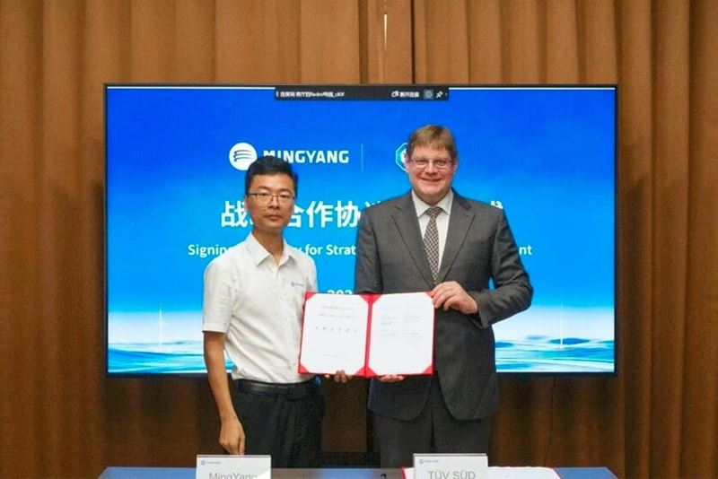 TÜV南德何诺贝(右)与明阳魏煜锋(左)签署战略合作协议