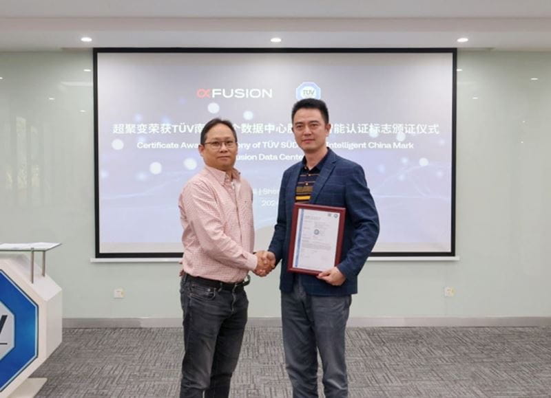 TÜV南德大中华区消费品服务部高级副总裁陈灏漩先生 (左)向超聚变产品规划专家熊家振先生(右)颁发认证证书