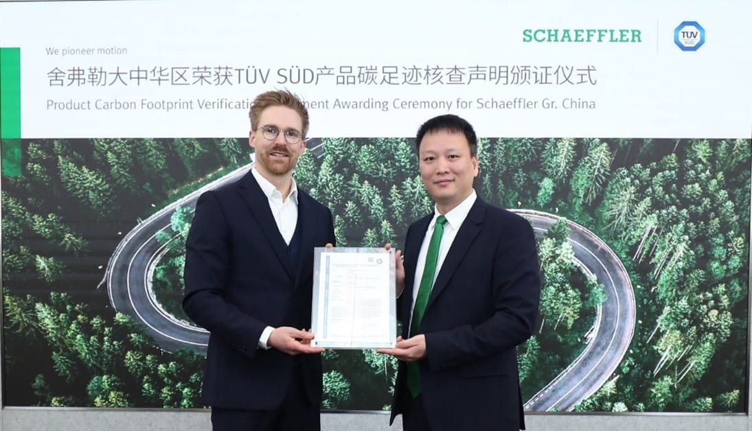 TÜV南德Tom Willemse（左）为舍弗勒颁发产品碳足迹声明