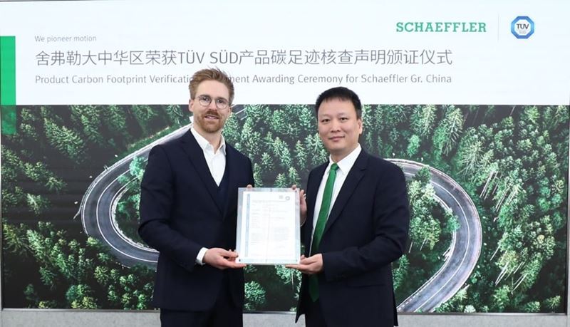 TÜV南德Tom Willemse(左)为舍弗勒颁发产品碳足迹声明