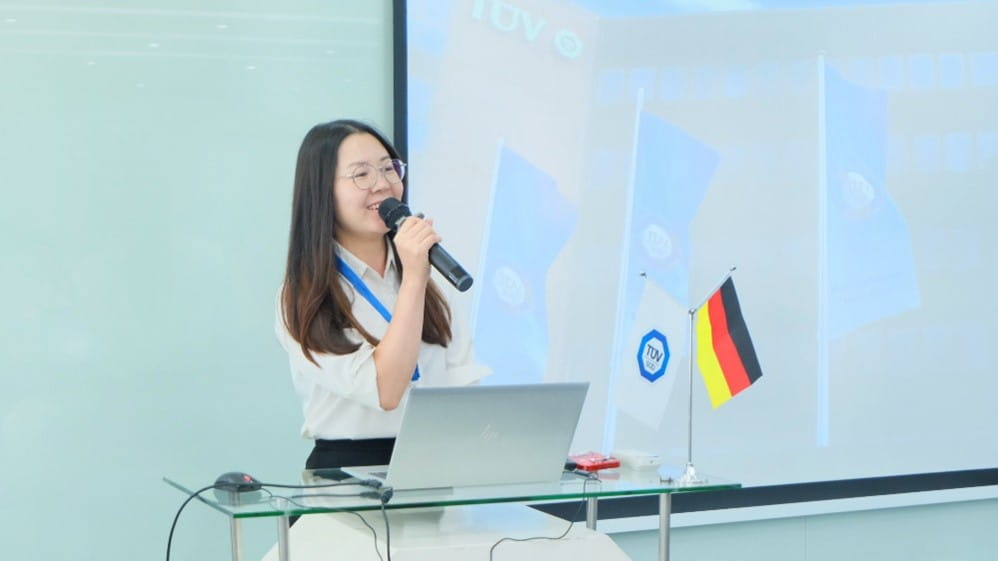 TÜV南德兰鲜丽女士在会上发表电池出海一般要求相关演讲