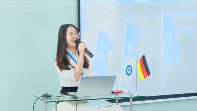 TÜV南德兰鲜丽女士在会上发表电池出海一般要求相关演讲