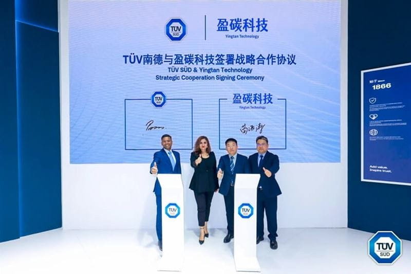 TÜV南德与盈碳科技双方代表签约合影