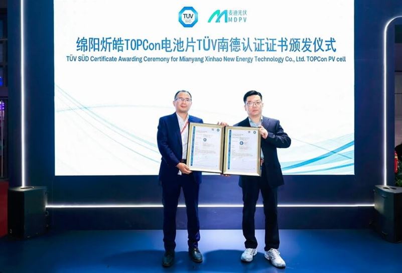 TÜV南德与炘皓新能源双方合影