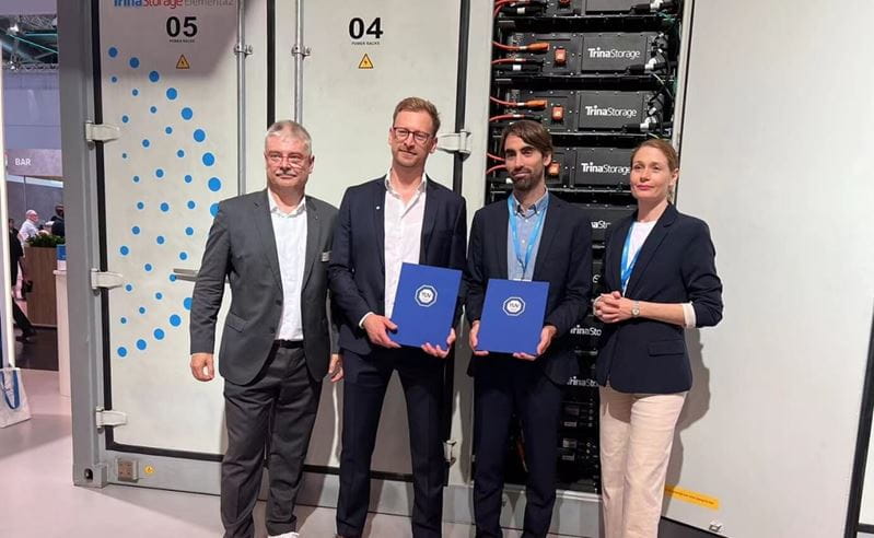 TÜV南德Detlev Richter(左一), Christian Theeck(左二)与天合储能Juan Ceballos(右二)及Pia Alina Lange(右一)在签约仪式现场