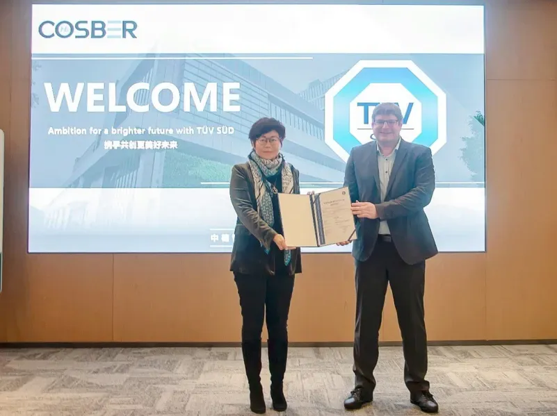 TÜV南德Helge Knobbe博士(右)为康士柏郭颖斯(左)颁发PED证书